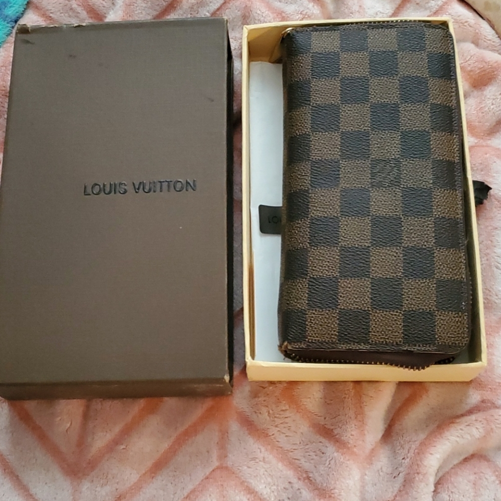 Louis Vuitton zippy wallet